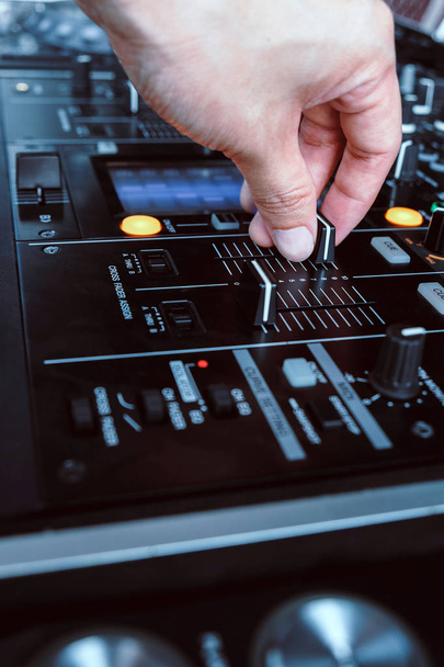 imagem de Dj tocando música no mixer close-up
 - Foto, Imagem