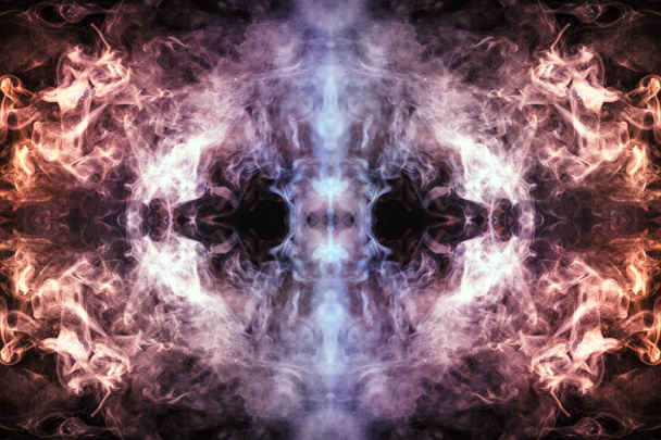 Абстрактный густой цветной дым на черном фоне с чудовищным лицом. Концепция светового лазерного шоу на музыкальном концерте и отпечаток на футболке
 - Фото, изображение