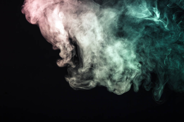 Fumaça colorida em um fundo preto. O conceito de um show de luz em um concerto de música
 - Foto, Imagem