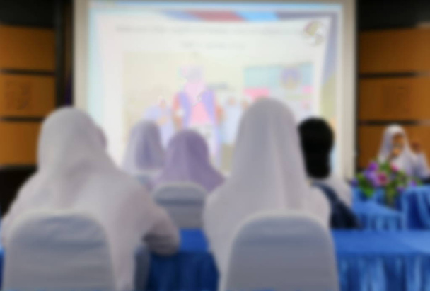 イスラム教徒の学生の講義室で先生がぼやけ - 写真・画像
