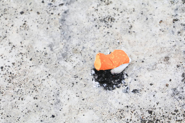 mégot de cigarette. sur le sol de ciment Fumer mauvais pour la santé. concept Journée non-fumeur universel
 - Photo, image