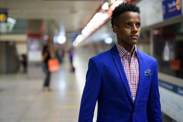 Jeune homme d'affaires africain beau à la station de métro i
 - Photo, image