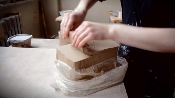 彫刻ワーク ショップでクローズ アップを開始する前に粘土を切る男. - 映像、動画