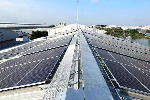 Solarpv auf Industriedach mit Einrichtungen, Drahtweg, Kabelrinne, Wasserleitung, Gehweg. es ist gut, die Solaranlage auf dem Dach zu zeigen - Foto, Bild