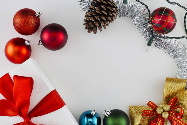 Decoraciones navideñas y regalos sobre fondo blanco con espacio para copiar. Vacaciones descuentos y concepto de compras, Piso lay
 - Foto, Imagen
