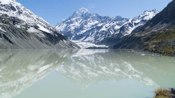 Prosti-tó, a legmagasabb csúcs, Új-Zéland (Mt. Cook) háttérben megtekintése - Fotó, kép