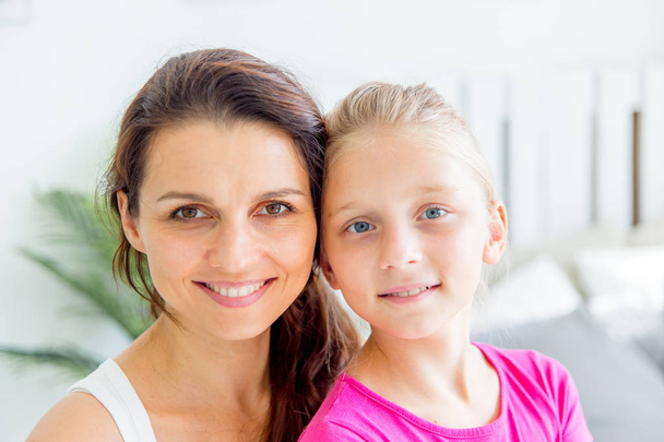 mother and daughter are spending time together at home. Happy family concept - Foto, afbeelding