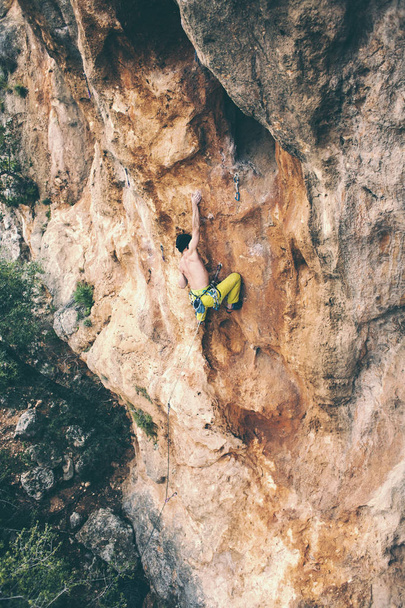 Un uomo scala la roccia
. - Foto, immagini