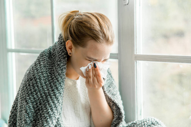 Sick young woman with cold and flu at home - Zdjęcie, obraz