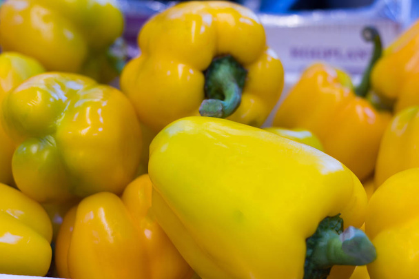 grandi peperoni gialli al supermercato
 - Foto, immagini