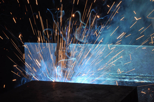 electric welder brews steel at the factory - Valokuva, kuva