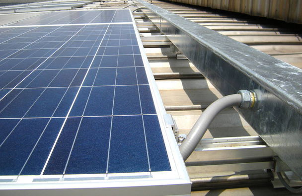 Elastyczny przewód podłączony do ciągu przewodów Solar Pv na dachu. - Zdjęcie, obraz