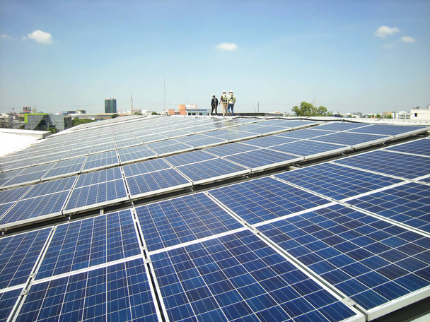 Solar Pv tetőtéri munkavállalók séta - Fotó, kép