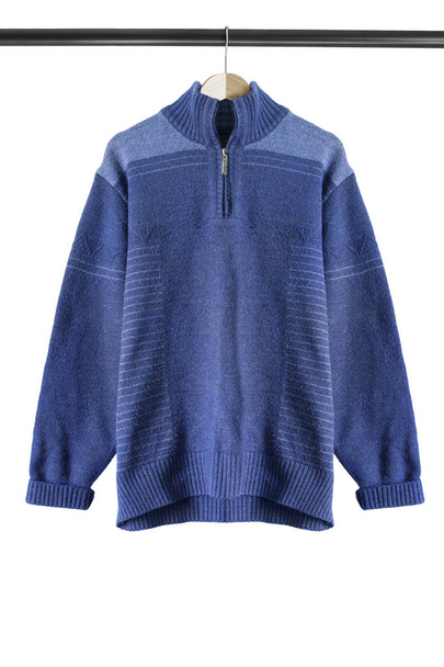 Sweter niebieski wiszące na wieszak na ubrania drewniany na białym tle nad białym - Zdjęcie, obraz
