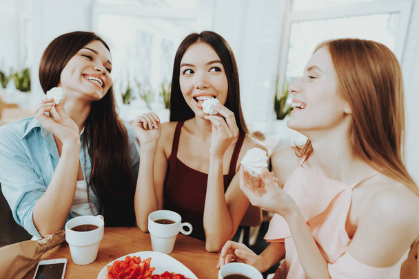 Yong Girl spend Time Together. Happiness and Good Time. Beautiful Girl Celebrate 8 Marth with Biscuit. Sensual Friend Drinking Tea and Biscuit. Spring and Good Time Together. Happy Time with Girls. - Fotoğraf, Görsel