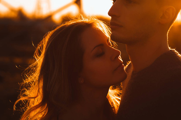 парень и девушка в поле на фоне заката
. - Фото, изображение
