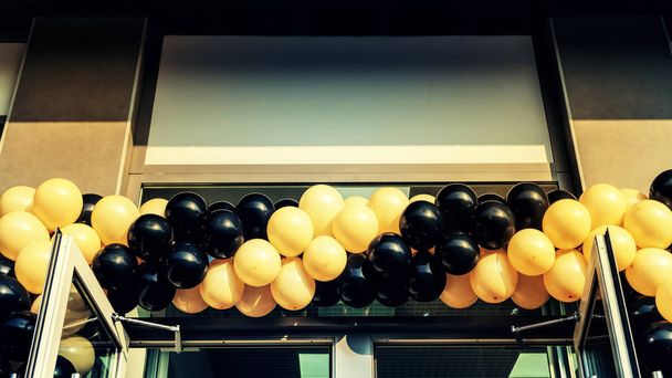 Muchos globos a la apertura del supermercado
 - Foto, imagen