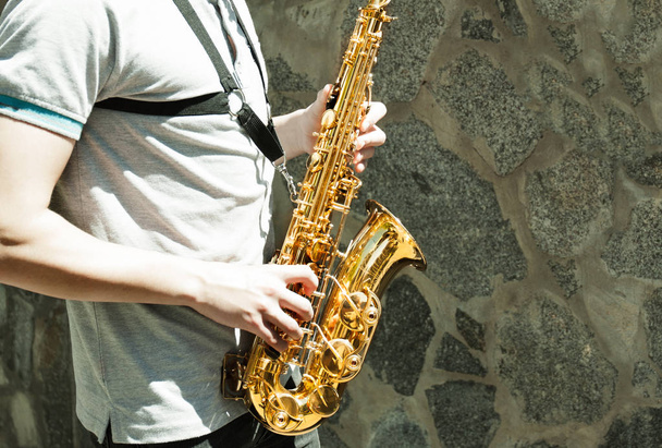 Σαξοφωνίστας σαξοφωνίστας παίζει τζαζ μουσικό όργανο Τζαζ μουσικός παίζει σαξόφωνο άλτο - Φωτογραφία, εικόνα