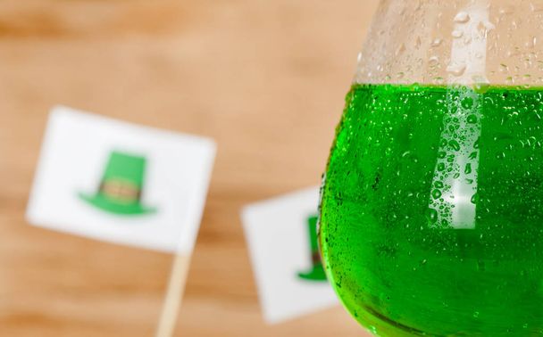 St. Patricks Day green shamrocks with a full cold frosty glass of beer - Fotografie, Obrázek