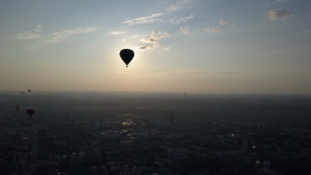 Sıcak hava balonları üzerinden Vilnius şehir, Litvanya hava görünümünü. Şafakta şehir üzerinde yüzen sıcak hava balonları. - Video, Çekim