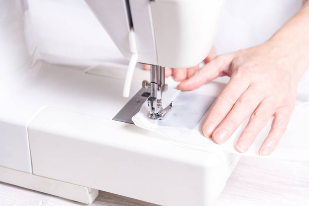 Mujer trabajando con máquina de coser
 - Foto, Imagen