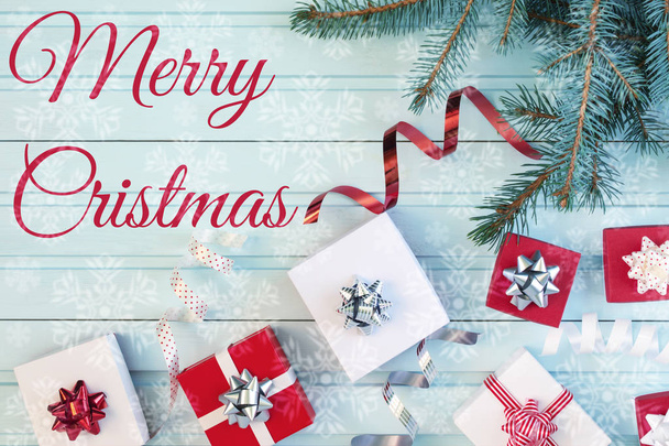 Ramo de árvore de Natal, caixas de presente vermelho e branco e fitas decorativas
 - Foto, Imagem