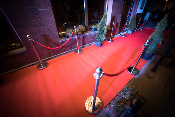 Червоний килим прикраси входу
 - Фото, зображення