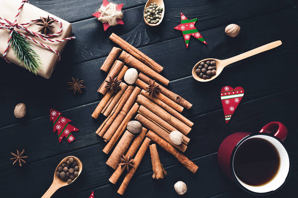 Christmas tree made of cinnamon and anise - Фото, изображение