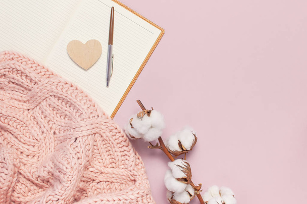 Γυναικεία ροζ πλεκτό πουλόβερ, βαμβάκι, ανοίξτε το κενό σημειωματάριο, στυλό παστέλ ροζ φόντο επίπεδη κορυφή άποψη καθορίζουν. Κυρία χειμώνα ρούχα. ΒΑΜΒΑΚΕΡΟ ΛΟΥΛΟΥΔΙΑ Lifestyle απαλή θηλυκή φόντο - Φωτογραφία, εικόνα