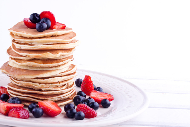 Stack of pancakes with strawberry and blueberry - Foto, afbeelding