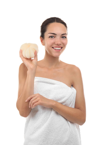 Hermosa joven con esponja de ducha sobre fondo blanco
 - Foto, imagen