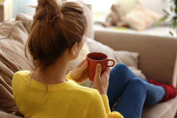 Pití čaje při odpočinku doma žena - Fotografie, Obrázek