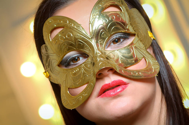 Closeup portret van sexy vrouw in rood, goud partij masker voor wens concept op Nieuwjaar en kerst party - Foto, afbeelding