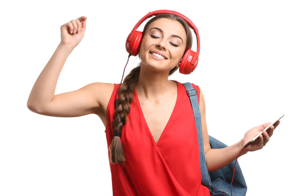 Schöne Frau hört Musik auf weißem Hintergrund - Foto, Bild