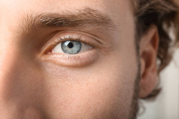 Jeune homme aux yeux bleus, gros plan
 - Photo, image