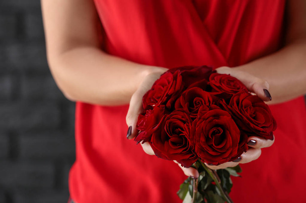 Mujer con ramo de hermosas rosas, primer plano
 - Foto, imagen