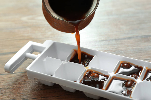 Zalewanie kawy z jezve lodu Taca na stole - Zdjęcie, obraz