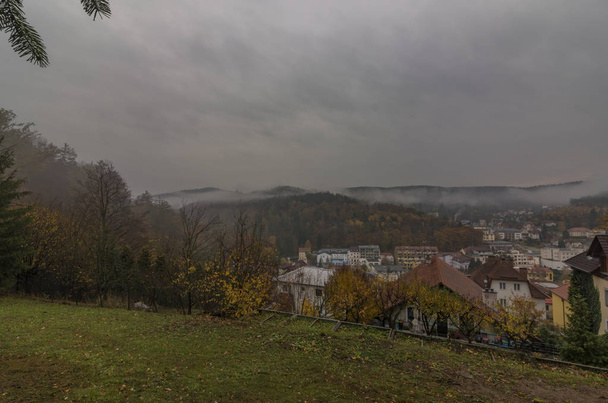 Lázeňské město Luhačovice od zahrady na kopci v podzimní ráno - Fotografie, Obrázek