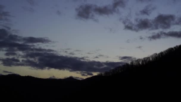 Obudzenie w czerwonym dysku Słońca dawn z bieżącego słabe fale nad pięknymi wzgórzami elektryczne metalowe tower 4k, 30 klatek na sekundę, timelapse jesienny poranek - Materiał filmowy, wideo