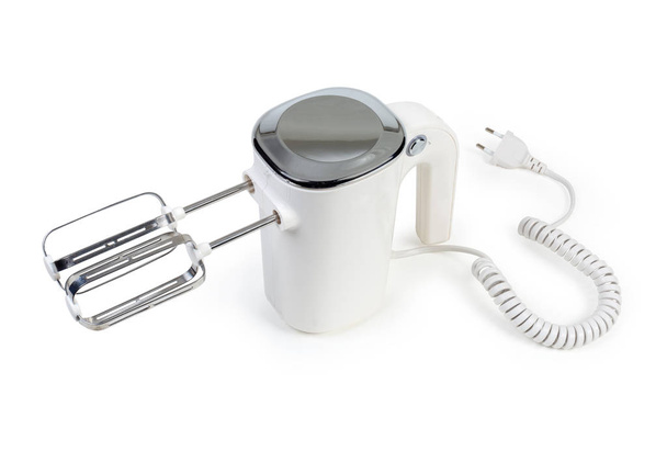 Bílý elektrický ruční mixér s dva odrážeči na bílém pozadí - Fotografie, Obrázek