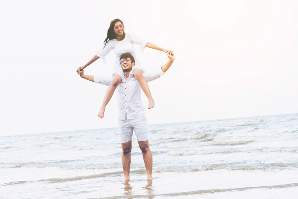 Щаслива пара збирається медовий місяць подорожі на тропічному піщаному пляжі влітку
. - Фото, зображення