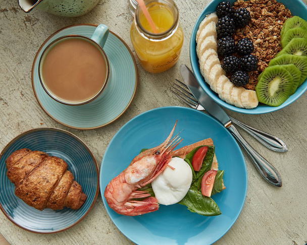 Εναέρια άποψη του φρέσκο νόστιμο υγιεινό πρωινό σερβίρεται στο ξύλινο τραπέζι. Υγιεινά τρόφιμα - Φωτογραφία, εικόνα