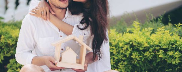 Νεαρό ζευγάρι σχεδιάζει να αγοράσει ένα σπίτι και να έχουν ευτυχή διαβίωση. - Φωτογραφία, εικόνα