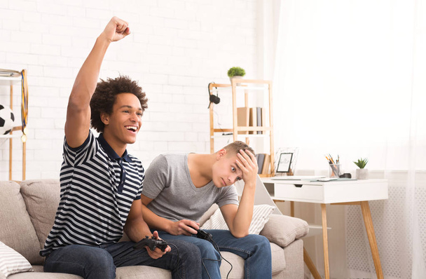 Vrienden en video games. Twee tieners gamers spelen op console - Foto, afbeelding