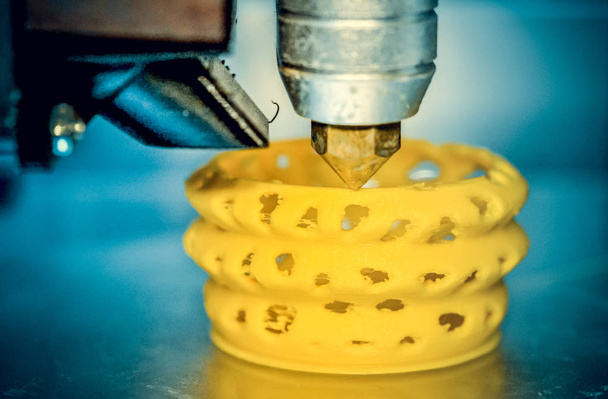 Imprimante 3D objets d'impression forme jaune gros plan
. - Photo, image