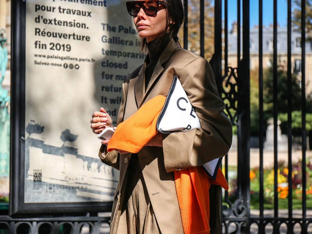 PARIS, Ranska- syyskuu 26 2018: Julie Pelipas kadulla Pariisin muotiviikolla
. - Valokuva, kuva
