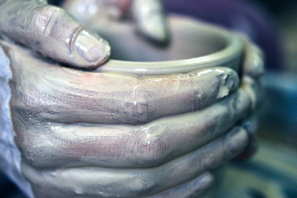 Tworzenie produktów ceramicznych z białej glinki zbliżenie. - Zdjęcie, obraz