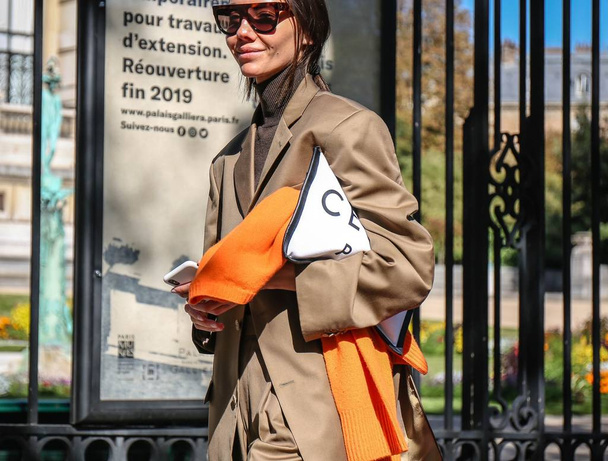 パリ、フランス-2018 年 9 月 26 日: パリ ・ ファッション ・ ウィーク中に路上ジュリー Pelipas. - 写真・画像