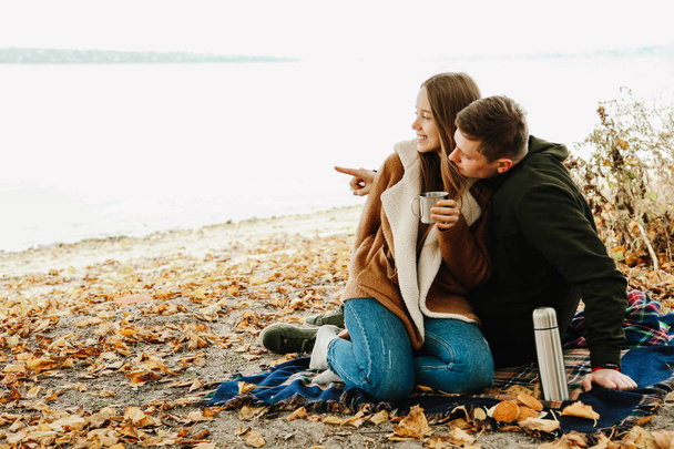 Para w miłości, facet i dziewczyna ma odpoczynku na jesienny piknik. - Zdjęcie, obraz