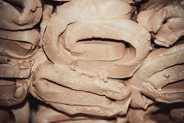Closeup de barro branco molhado. Pedaços abstratos de argila molhada na mesa
 - Foto, Imagem